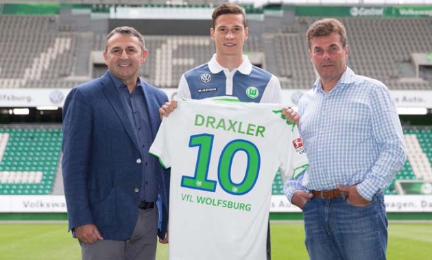 WOLFSBURG, GERMANY - SEPTEMBER 01: Klaus Allofs, Julian Draxler and Head Coach Dieter Hecking pose for photos on the pitch during a press conference at Volkswagen Arena on September 1, 2015 in Wolfsburg, Germany. (Photo by Joachim Sielski/Bongarts/Getty Images)